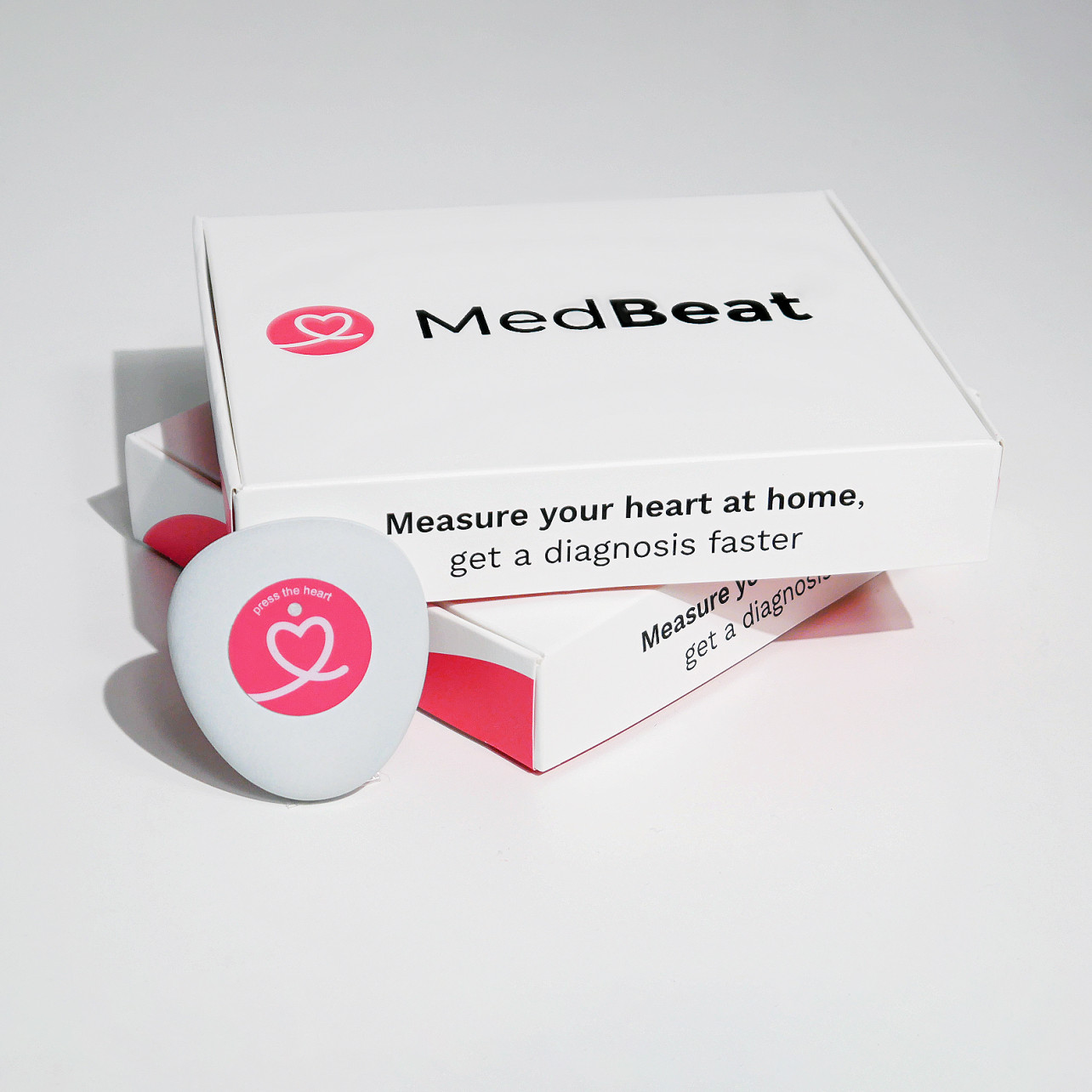 Patient med MedBeats trådlösa EKG-apparat på bröstkorgen